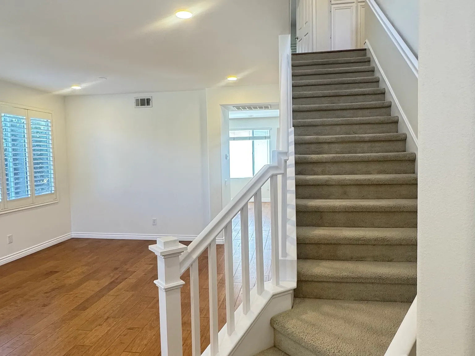 6 bed, 4.5 bath, 3270 sqft, $7,895 — Photo 2