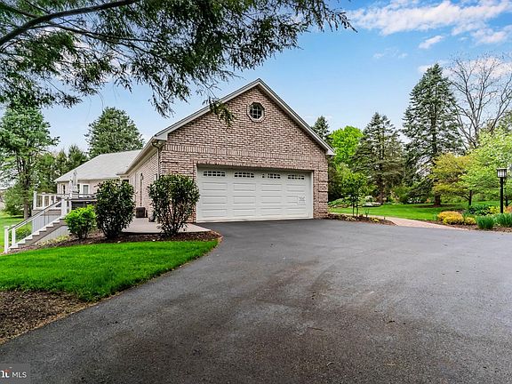5th image of 963 Walnut Ln