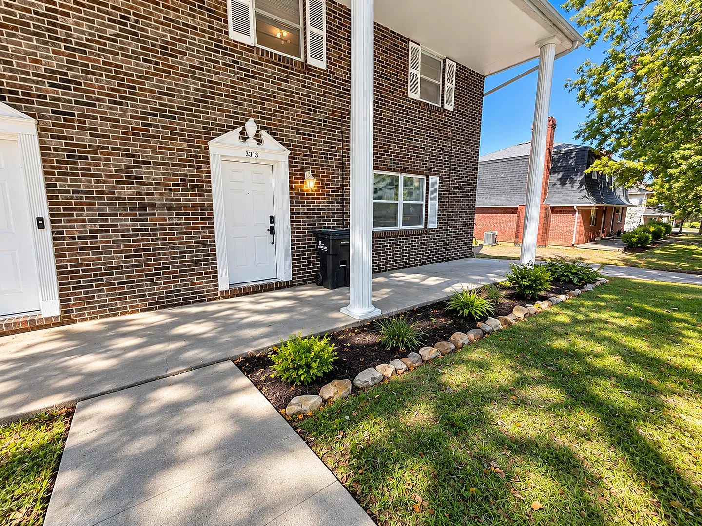 Spacious 3 bedroom Duplex — Photo 2