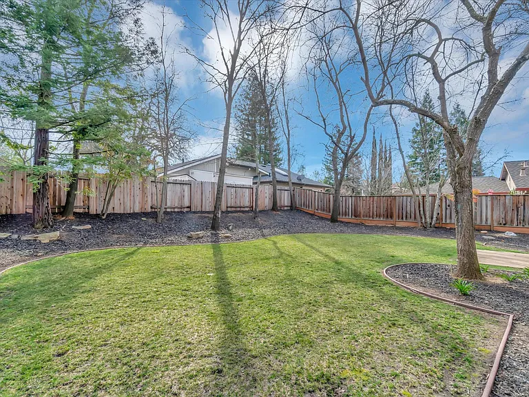 1060 Saint Andrews Dr — Photo 32