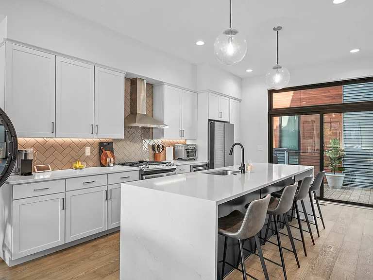 1403 Superior Ave E — Photo 11