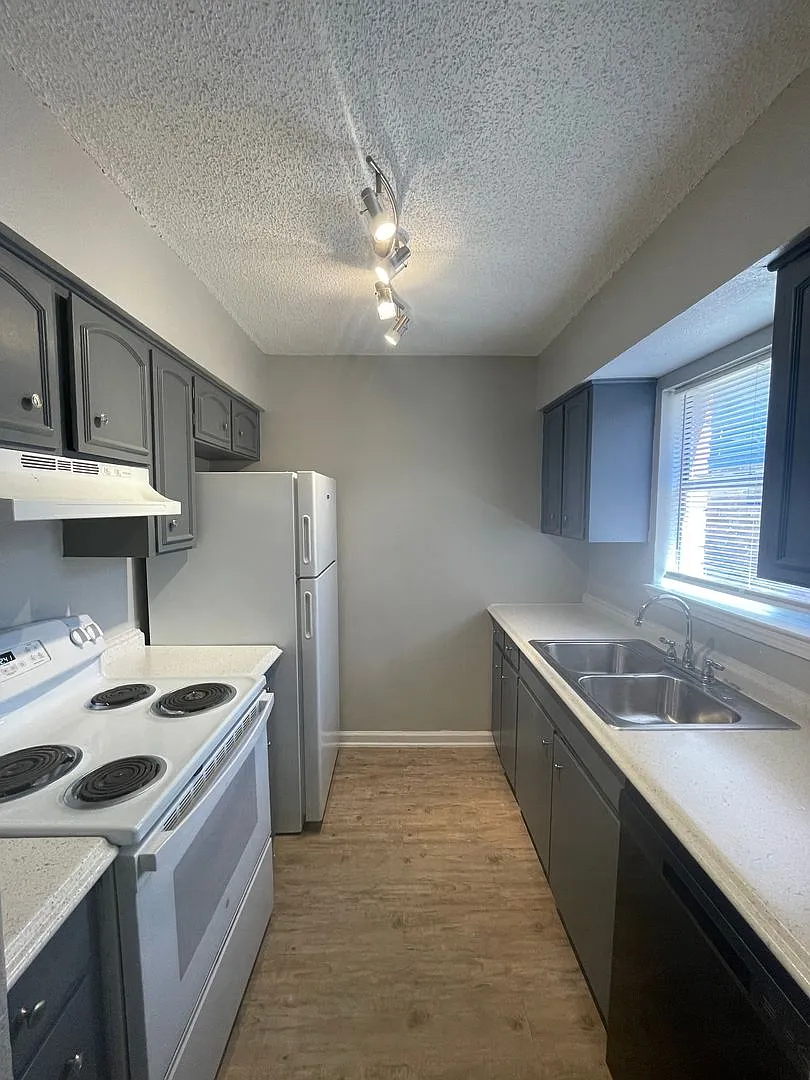 Contessa Townhome Apartments — Photo 3
