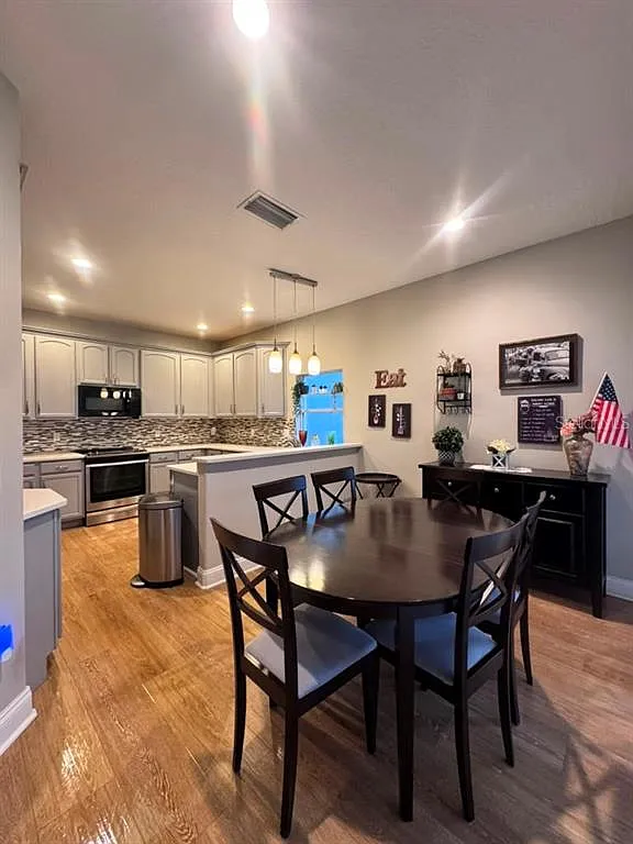 5 bed, 3.0 bath, 2850 sqft, $3,900 — Photo 4