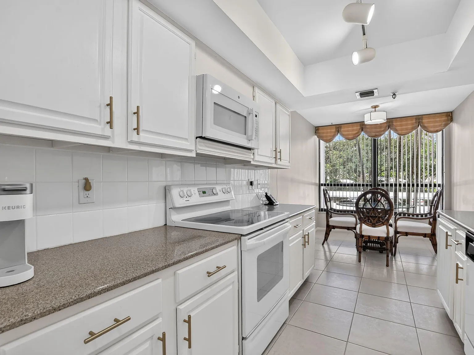 3 bed, 2.5 bath, 2200 sqft, $10,000 — Photo 4