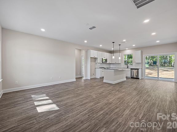 3rd image of 820 Bethlehem Rd