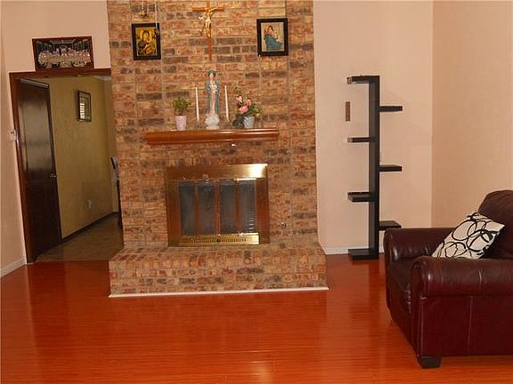 3rd image of 1728 Mayflower Dr
