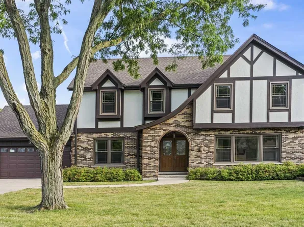 392 Woodlane Ct, Wood Dale, IL 60191