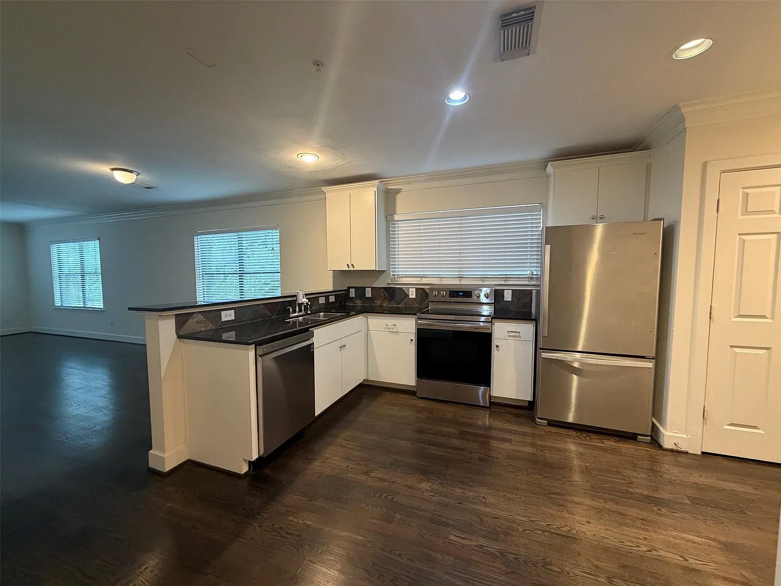 2 bed, 1.5 bath, 1366 sqft, $2,100 — Photo 4