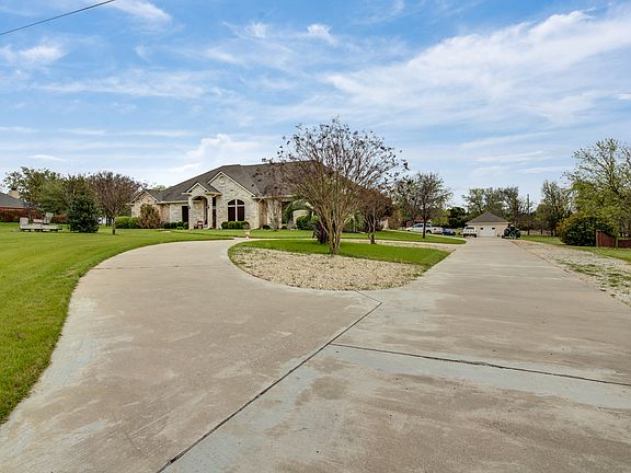 4th image of 215 Winding Oaks Dr
