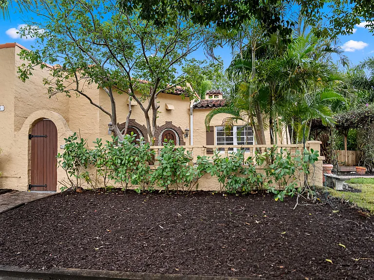 735 Colonial Rd — Photo 23