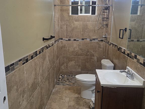 5th image of 12653 Edwards Pl