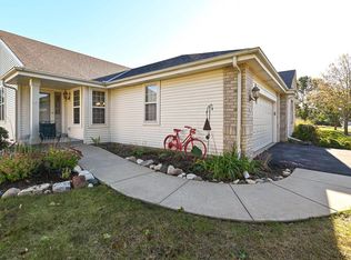 2810 Raintree Ln, Waukesha, WI 53189