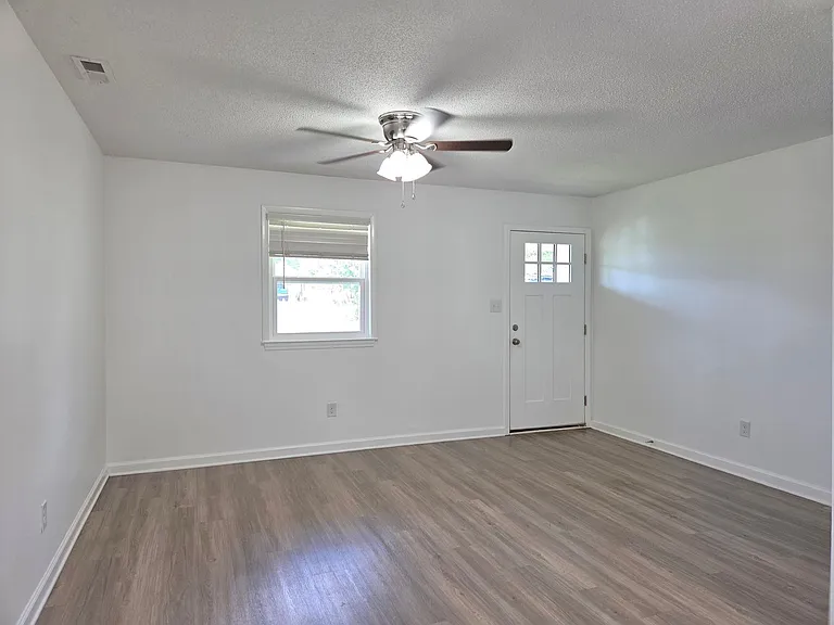 217 Foxwood Dr — Photo 3