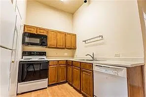 3 bed, 2.0 bath, 836 sqft, $2,600 — Photo 3