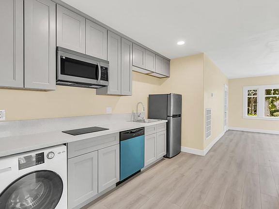 2nd image of 2114 23rd St APT 2