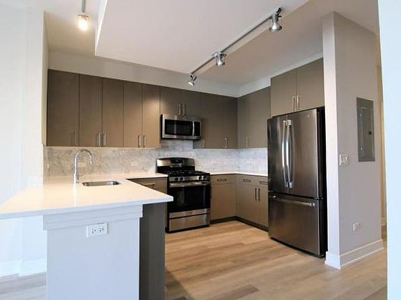 5th image of 916 N Winchester Ave #4