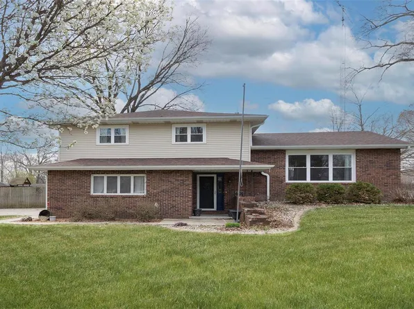 401 E 3rd St, Kinmundy, IL 62854