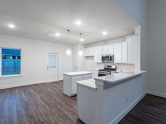 4th image of 202 Montclaire Dr