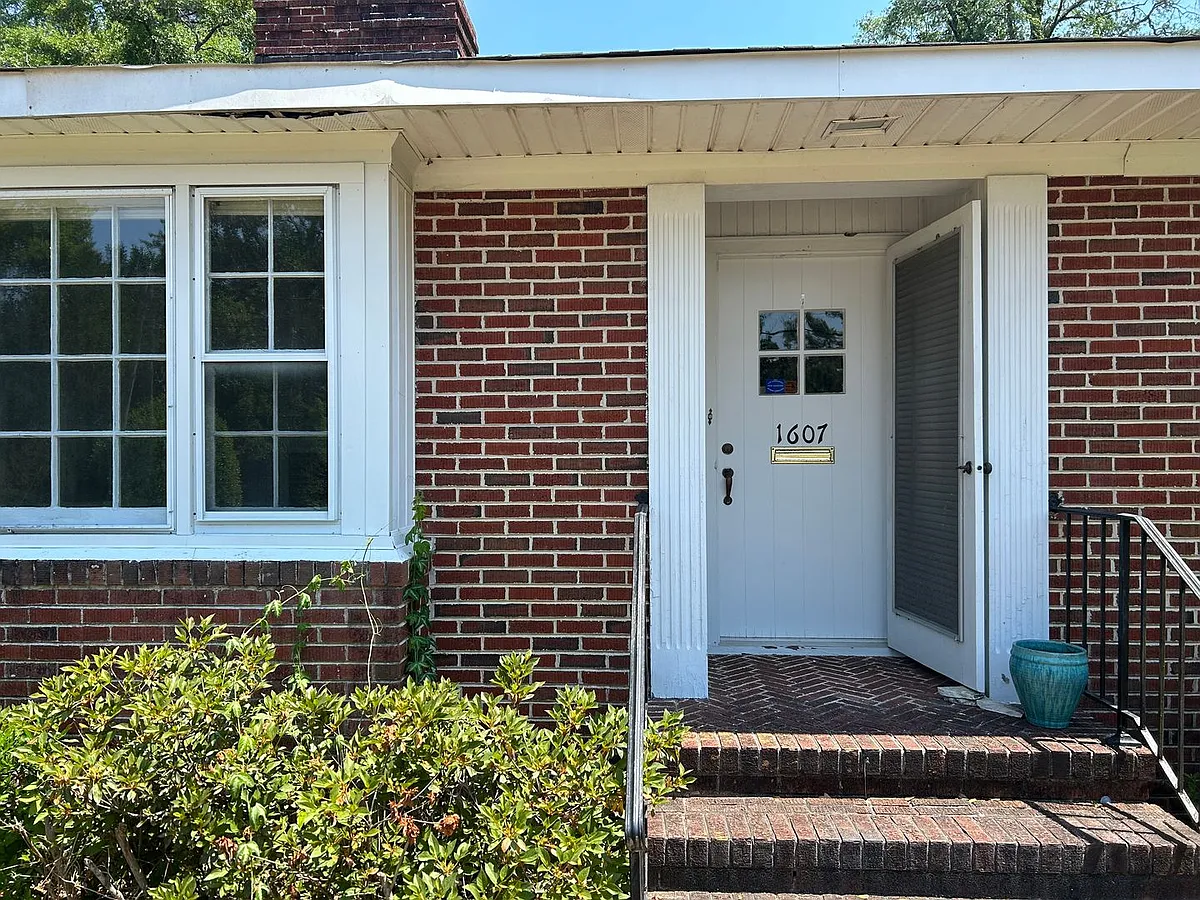 Building Photo - 1607 Azalea Dr