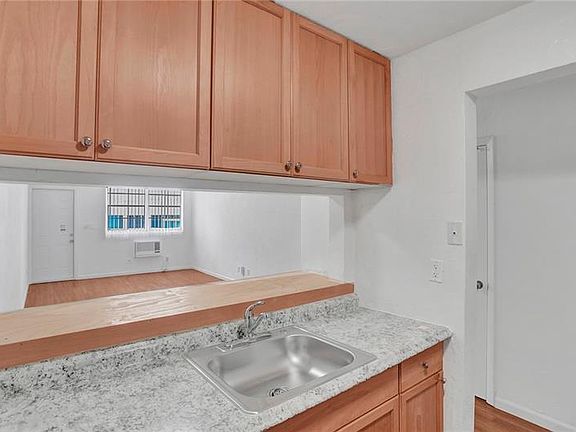 4th image of 505 NE 30th St APT 405