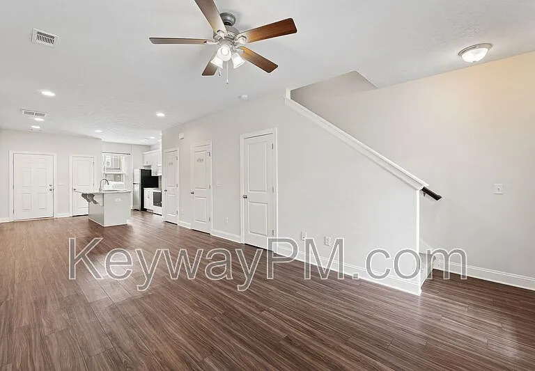 1913 Butternut Dr — Photo 3