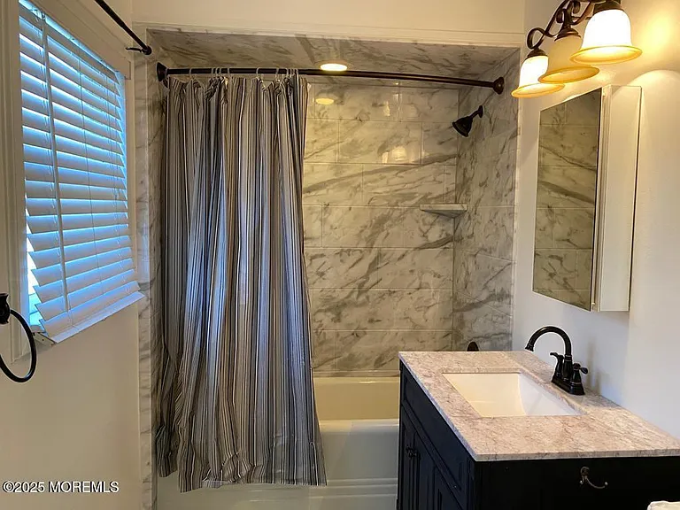 327 Roosevelt Ave — Photo 9