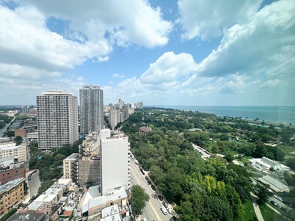 Lincoln Park and zoo are right across the street