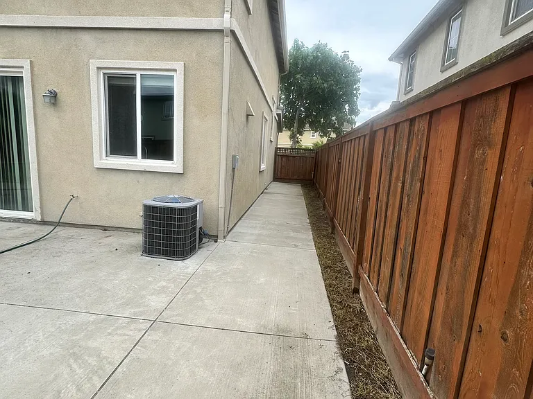 1635 Courtyard Dr — Photo 22