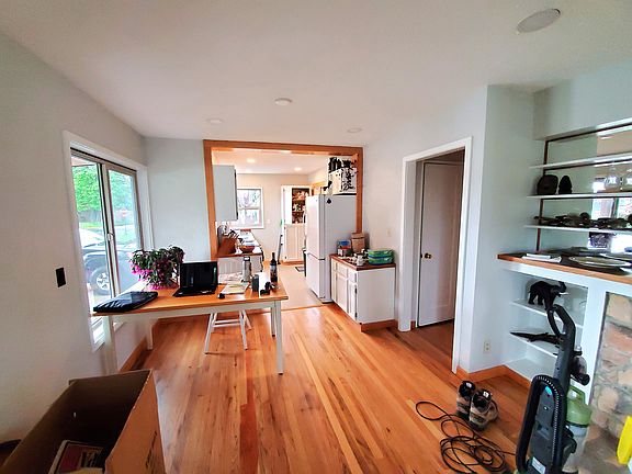 3rd image of 832 NE Logan St