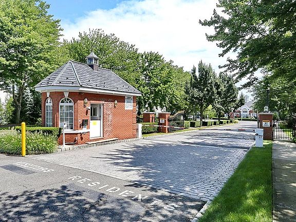 3rd image of 105 Stratford Dr
