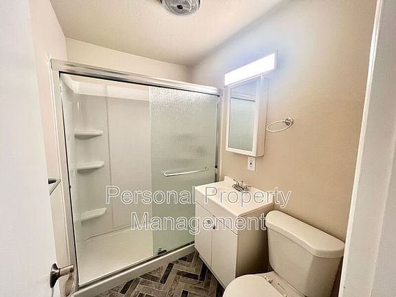 4th image of 820 NE 86th St