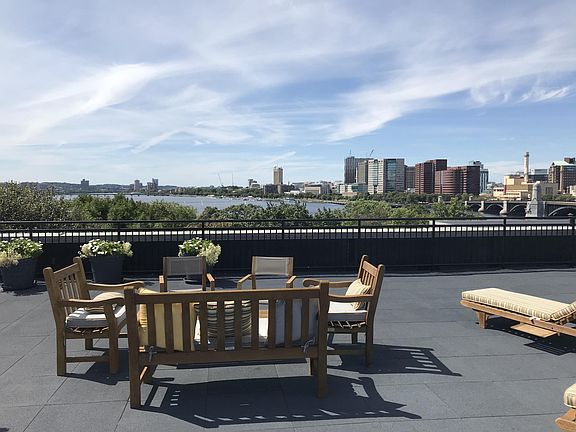 Common roof deck w/city and river views
