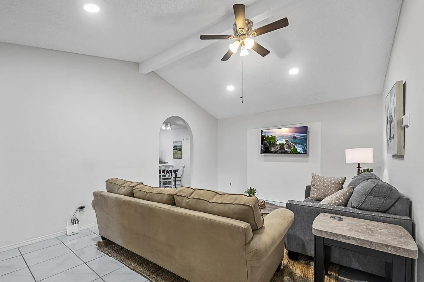 Modern Arlington home near the Parks Mall — Photo 3