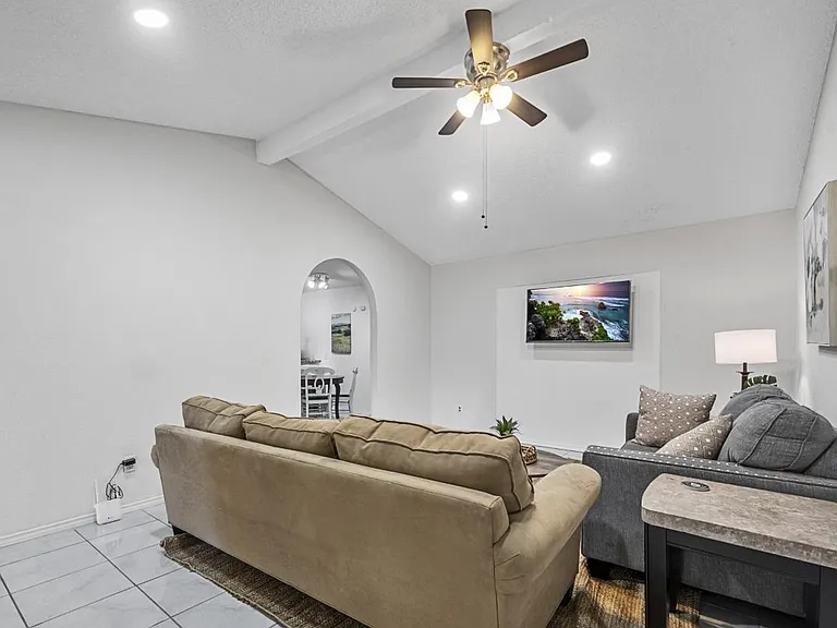1009 High Point Rd — Photo 3