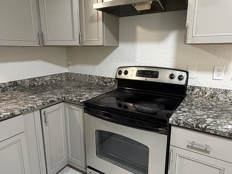 1372 Pierce St #1372 — Photo 3