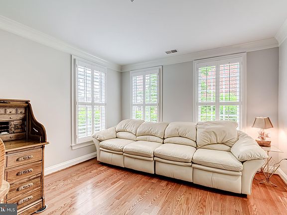4th image of 1222 Roundhouse Ln