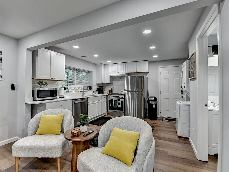 175 Burbank Dr NW #B — Photo 8
