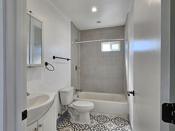 3rd image of 524 1/2 W 82nd St #524-1/2