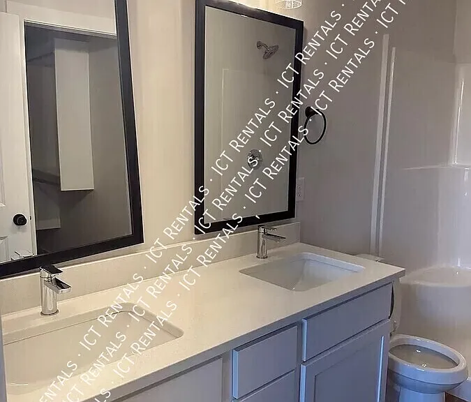 1136 N Broadview Ln #1 — Photo 4