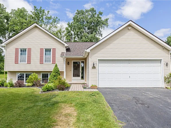 3337 Evergreen Cir, Walworth, NY 14568