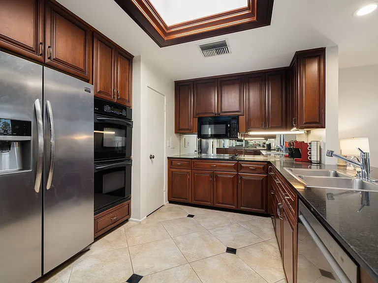 140 Columbia Dr — Photo 13