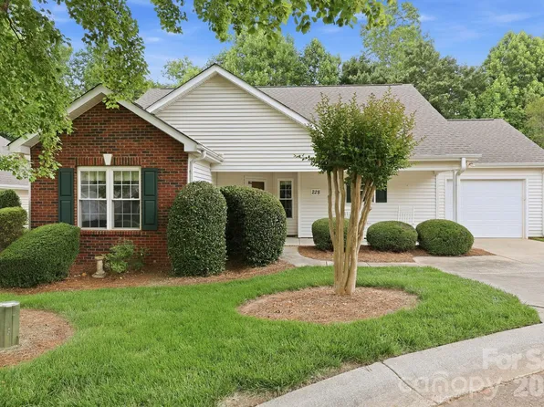 228 Oak Village Pkwy, Mooresville, NC 28117