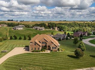 9336 Royal Wood Dr, Peosta, IA 52068