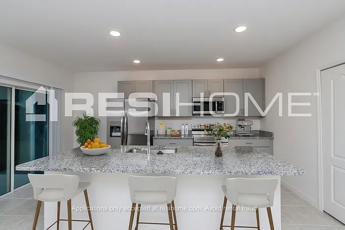1426 Rila St SE — Photo 4