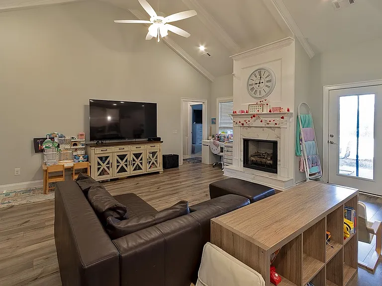 146 Lenore Ct — Photo 8