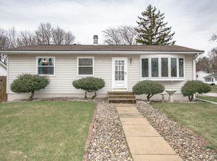 1614 S View Dr NW, Cedar Rapids, IA 52405