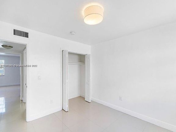 4th image of 552 NE 61st St #4
