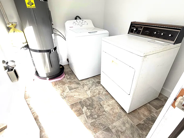 210 E Oak St — Photo 5