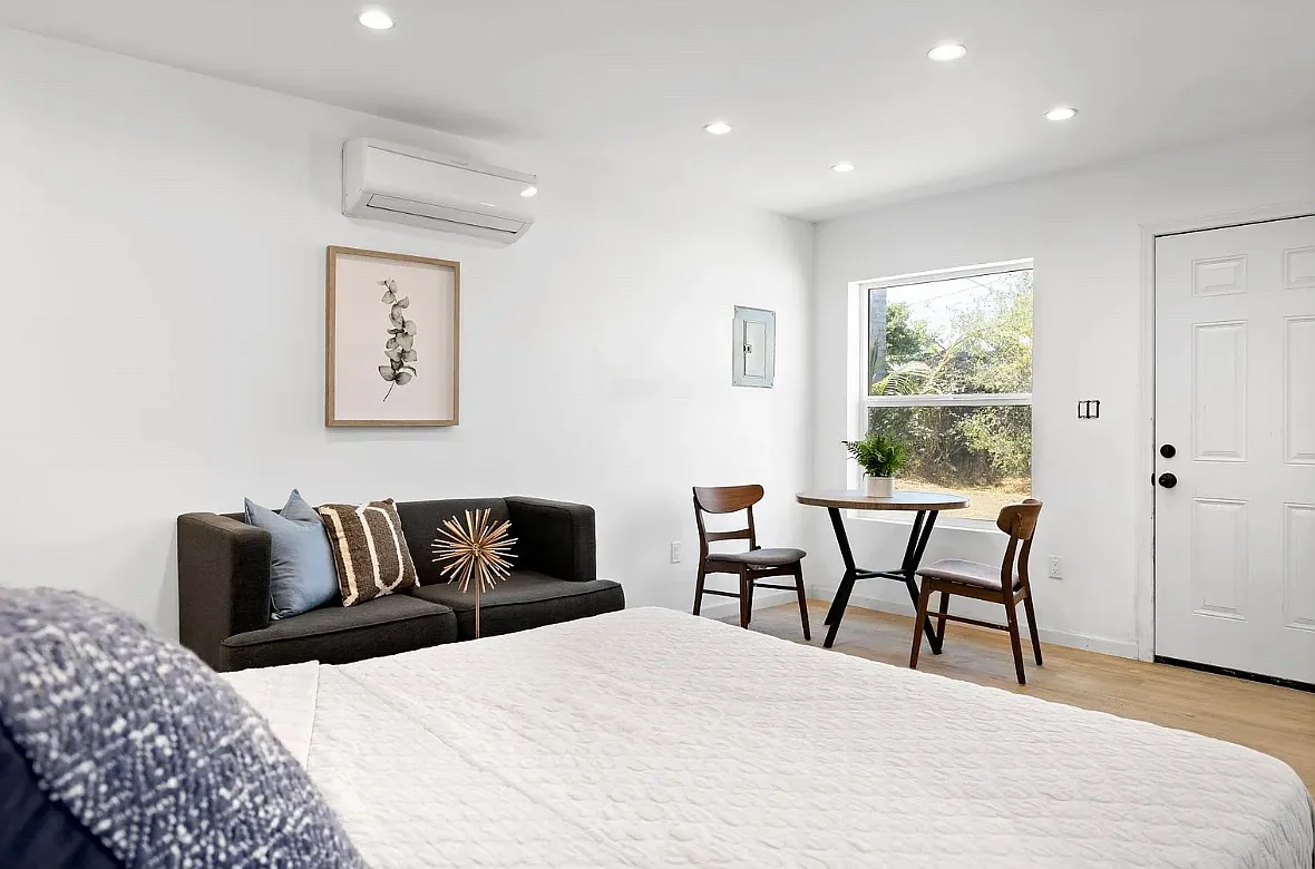 Studio, 350 sqft, $1,900 — Photo 1