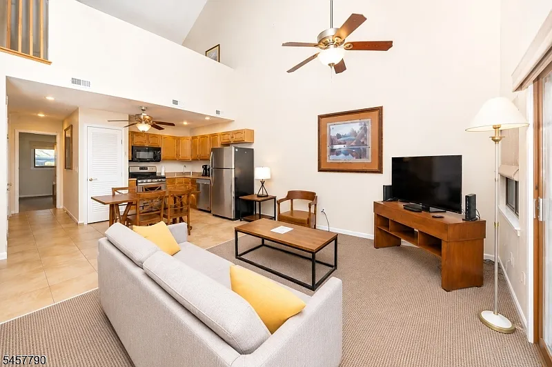 2 bed, 1.0 bath, $2,100 — Photo 3